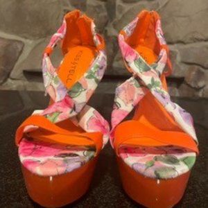 Kiss & Tell Orange platform flower sz9 heels